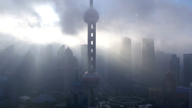 雾中的上海金融区视频下载