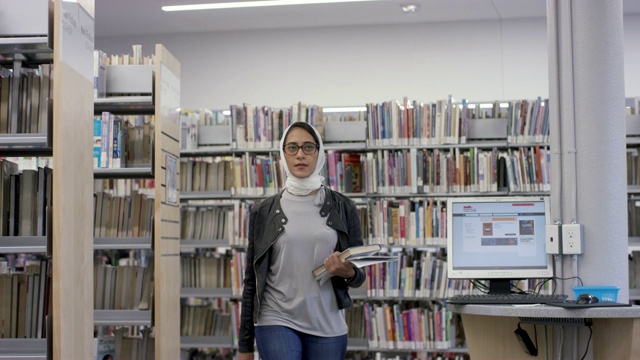 一名穆斯林大学生正穿过图书馆视频下载