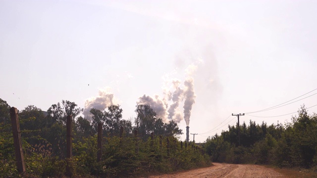 工业工厂燃烧着从烟囱排出的污染烟雾，工业和污染概念视频素材