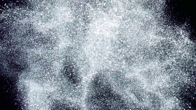 闪闪发光的字母N-爆炸银色闪光散焦在黑色的背景视频素材