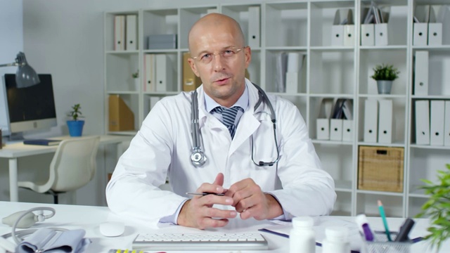 男性医疗专业视频呼叫病人视频素材