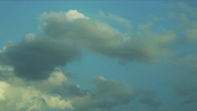 云在蓝天中移动。间隔拍摄视频素材