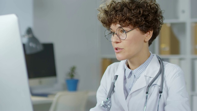 女医生与病人视频通话视频素材