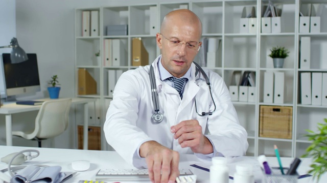 男性医生在网上咨询时开药视频素材