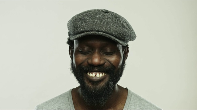成熟的非洲男人笑着，表现出各种积极的表情视频素材