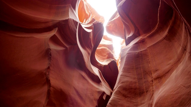峡谷与红色光滑和波浪岩石视频素材