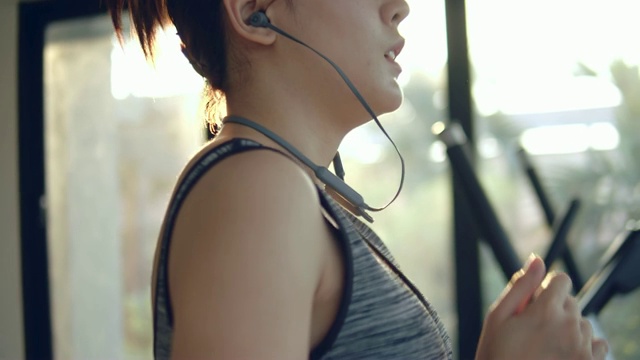迷人的亚洲女人在健身房训练视频下载
