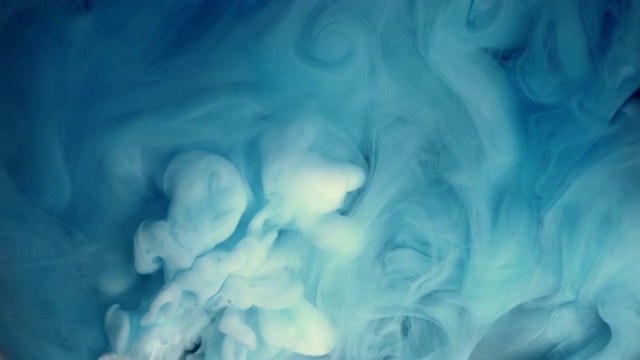 白色和蓝色抽象墨水混合在水中。视频素材