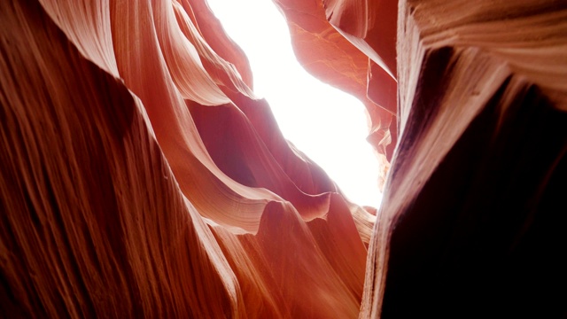 运动通过一个美丽的峡谷与红色砂岩墙和波浪形突起视频素材