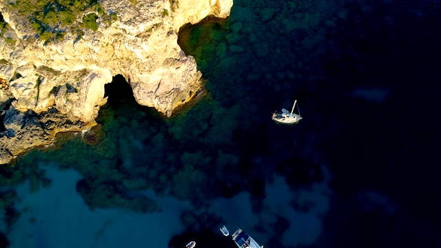 从空中俯瞰西班牙米诺卡湾的船只。美丽的小溪和地中海清澈的绿松石水。夏日美景尽收眼底。视频素材