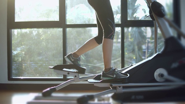 在有氧运动机上锻炼的女人视频下载