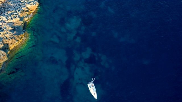 西班牙米诺卡湾船只的鸟瞰图。美丽的小溪和地中海清澈的绿松石水。夏日美景尽收眼底。视频素材