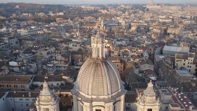 无人机拍摄的罗马，意大利，广场纳沃纳广场，和圣阿格内斯天主教教堂。视频下载