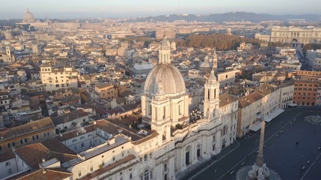 无人机拍摄的罗马，意大利，广场纳沃纳广场，和圣阿格内斯天主教教堂。视频下载