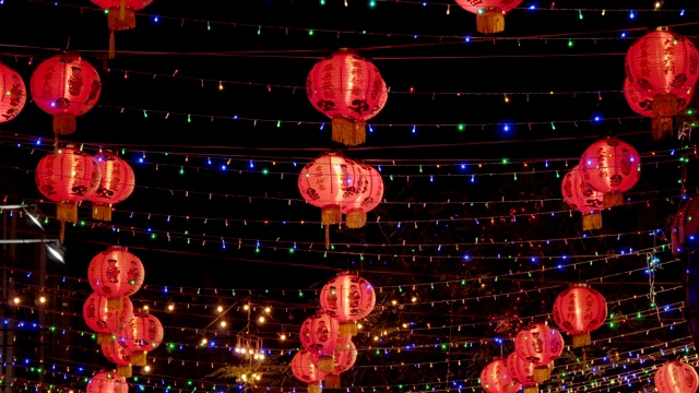 中国新年的灯笼装饰在唐人街，文字意味着好运和幸福。视频素材