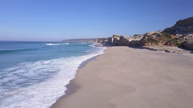 无人机拍摄的海滩海洋海岸线海浪海浪。——延时视频素材