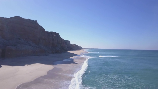 无人机拍摄的海滩海洋海岸线海浪海浪。视频素材