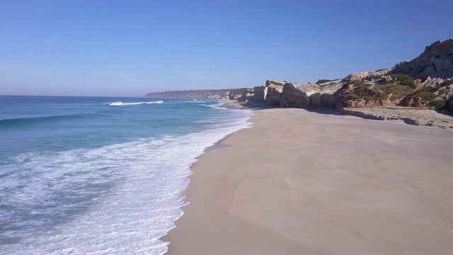 无人机拍摄的海滩海洋海岸线海浪海浪。视频下载