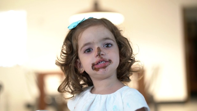 可爱的巧克力小女孩肖像在家视频素材