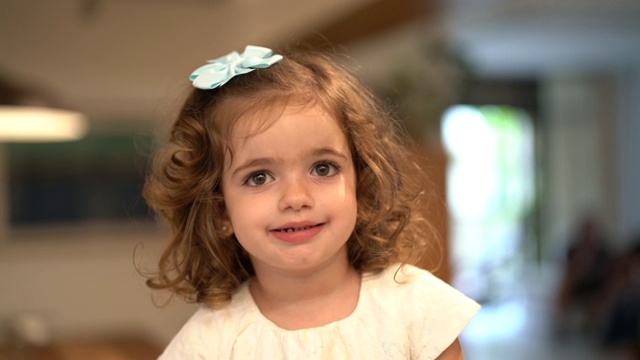 可爱的小女孩肖像在家视频素材