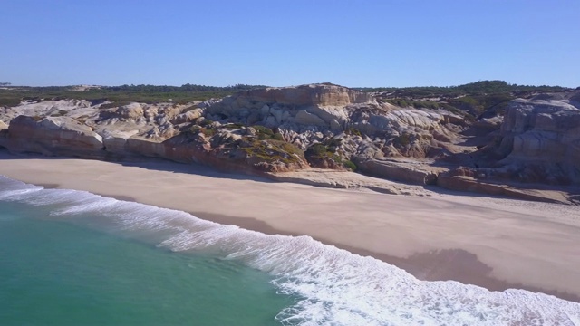 无人机的海滩，海岸线，海浪，大海和悬崖。视频素材