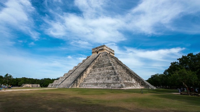 墨西哥坎昆附近奇琴伊察的埃尔卡斯蒂略金字塔的超延时延时。——延时视频下载