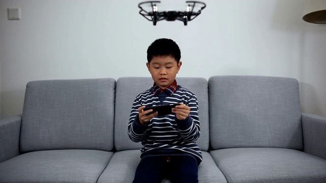 聪明的男孩玩无人机视频素材
