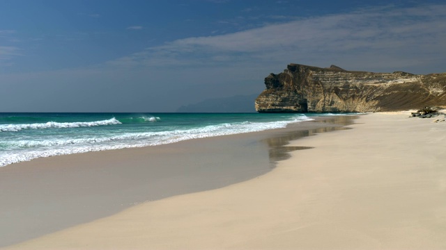 阿曼(阿拉伯半岛)萨拉拉赫附近的沙滩受到海浪的冲击。4 k视频下载