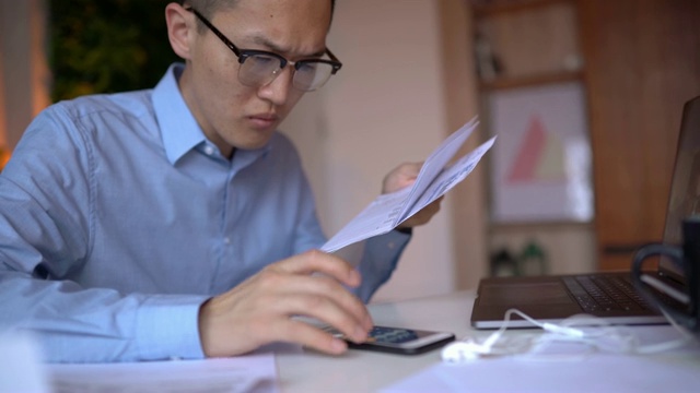 年轻的日本男子在网上支付账单视频素材