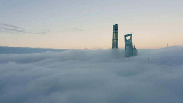 雾中的上海金融区视频下载