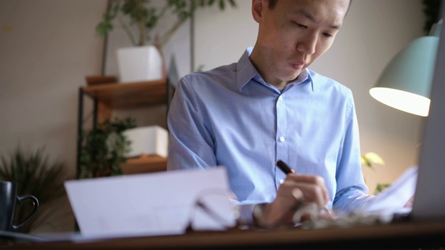 年轻的日本男子在网上支付账单视频素材