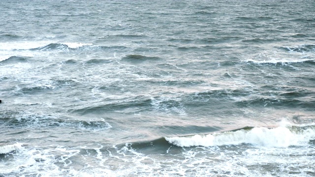 海浪。海浪带着大量的沙子。美丽的天气和完美的光线。从海岸看。版本11视频下载