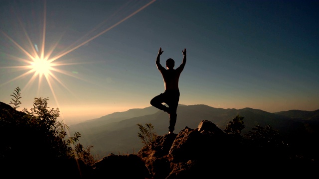 4K人在冥想-瑜伽姿势在山顶日出。视频下载