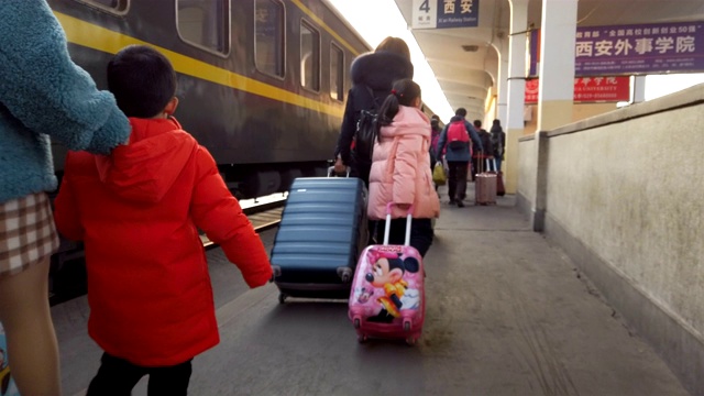 中国西安火车站站台上的一群人。视频下载