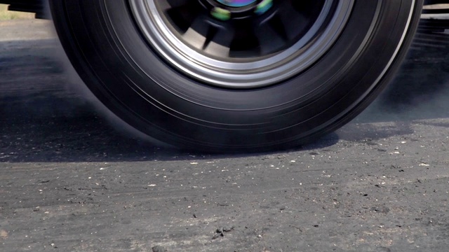 短程赛车为准备比赛而把轮胎上的橡胶烧掉视频素材
