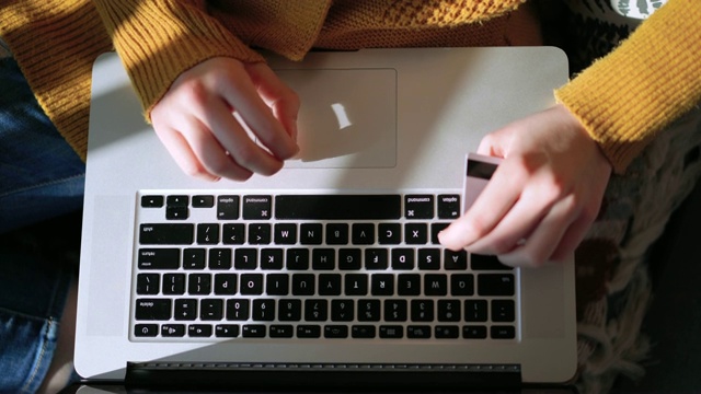 妇女在家里用笔记本电脑在线购物视频下载