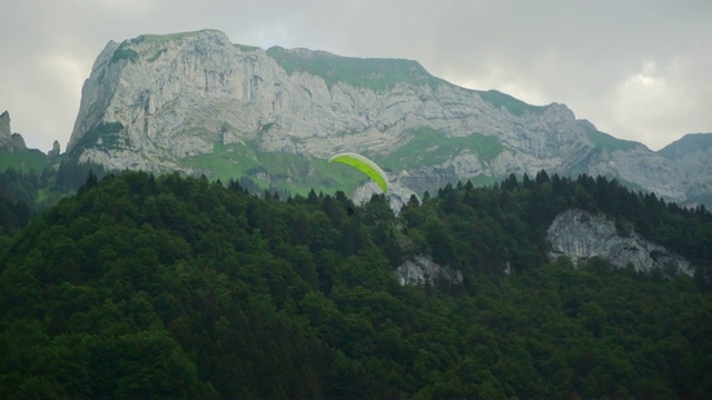 在瑞士山上玩滑翔伞视频素材