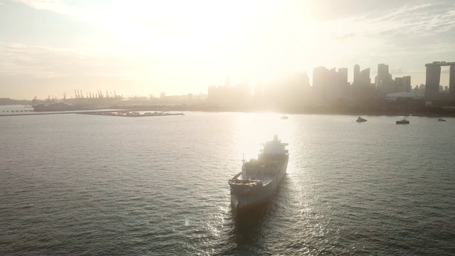 日落港的货船视频素材