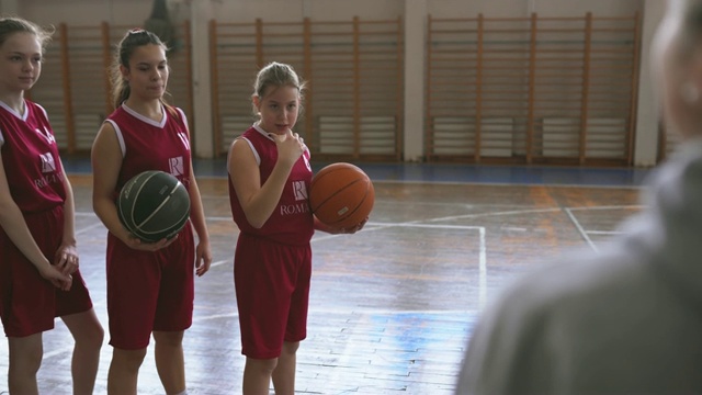 少女们开始篮球训练视频素材