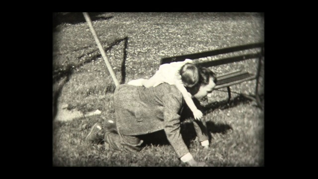 1939年，小女孩和爸爸在操场上视频下载