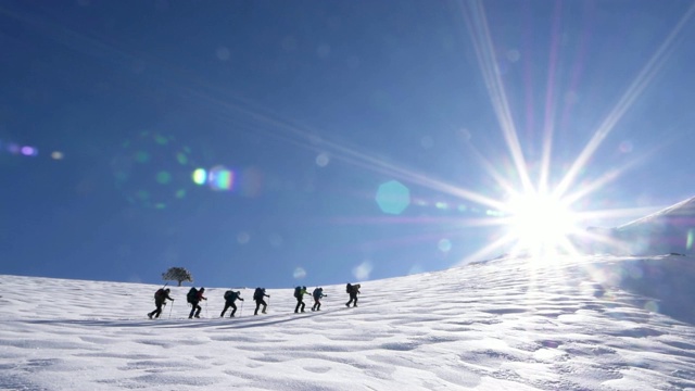 一群登山者正在山顶上行走视频下载