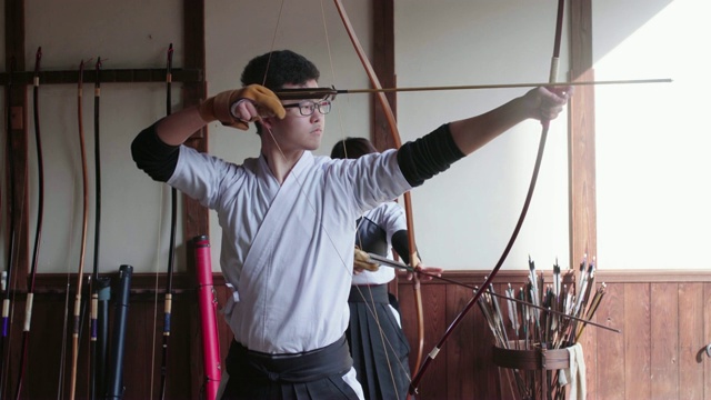 年轻的日本弓箭手练习传统运动弓道视频下载