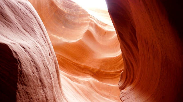 美丽狭窄的峡谷与红色光滑和波浪形的岩石雕刻的水视频素材