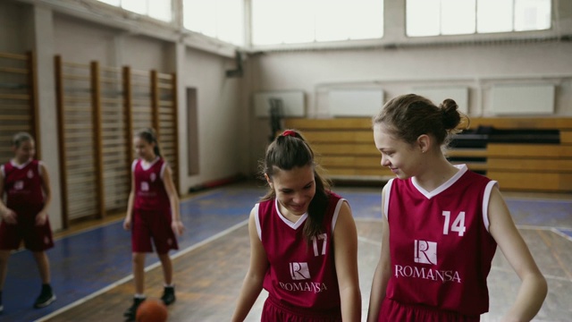 篮球训练后开朗的少女们视频素材