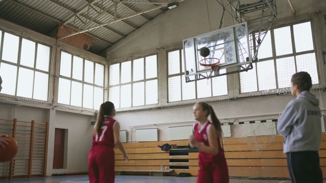 十几岁的女孩练习罚球视频素材