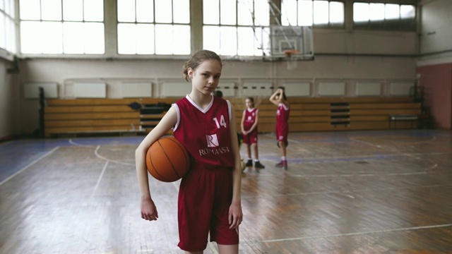严肃的少女拿着篮球视频素材