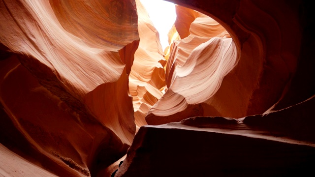 一个狭窄的峡谷全景与红色光滑和波浪岩石雕刻与水视频素材