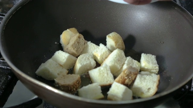 厨师在平底锅里搅拌面包视频素材