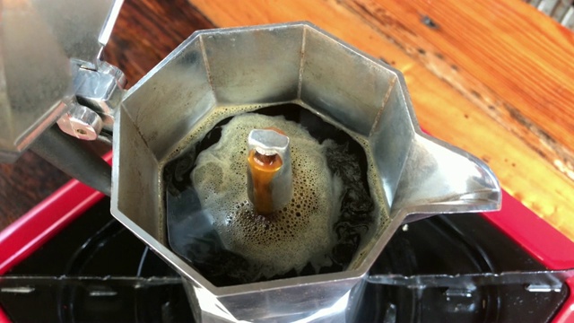 用摩卡壶煮热咖啡。视频下载