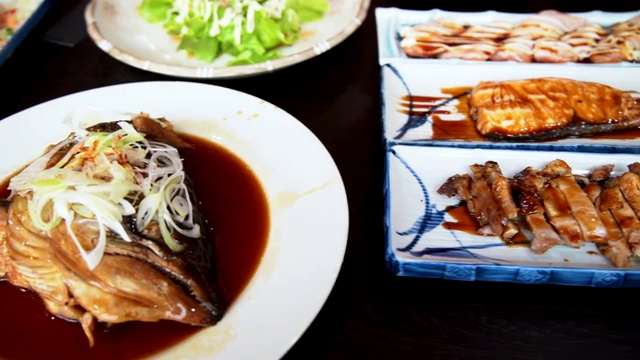 水煮鲑鱼头和甜酱(鲑鱼卡布奇尼)寿司卷和日本食物。视频素材